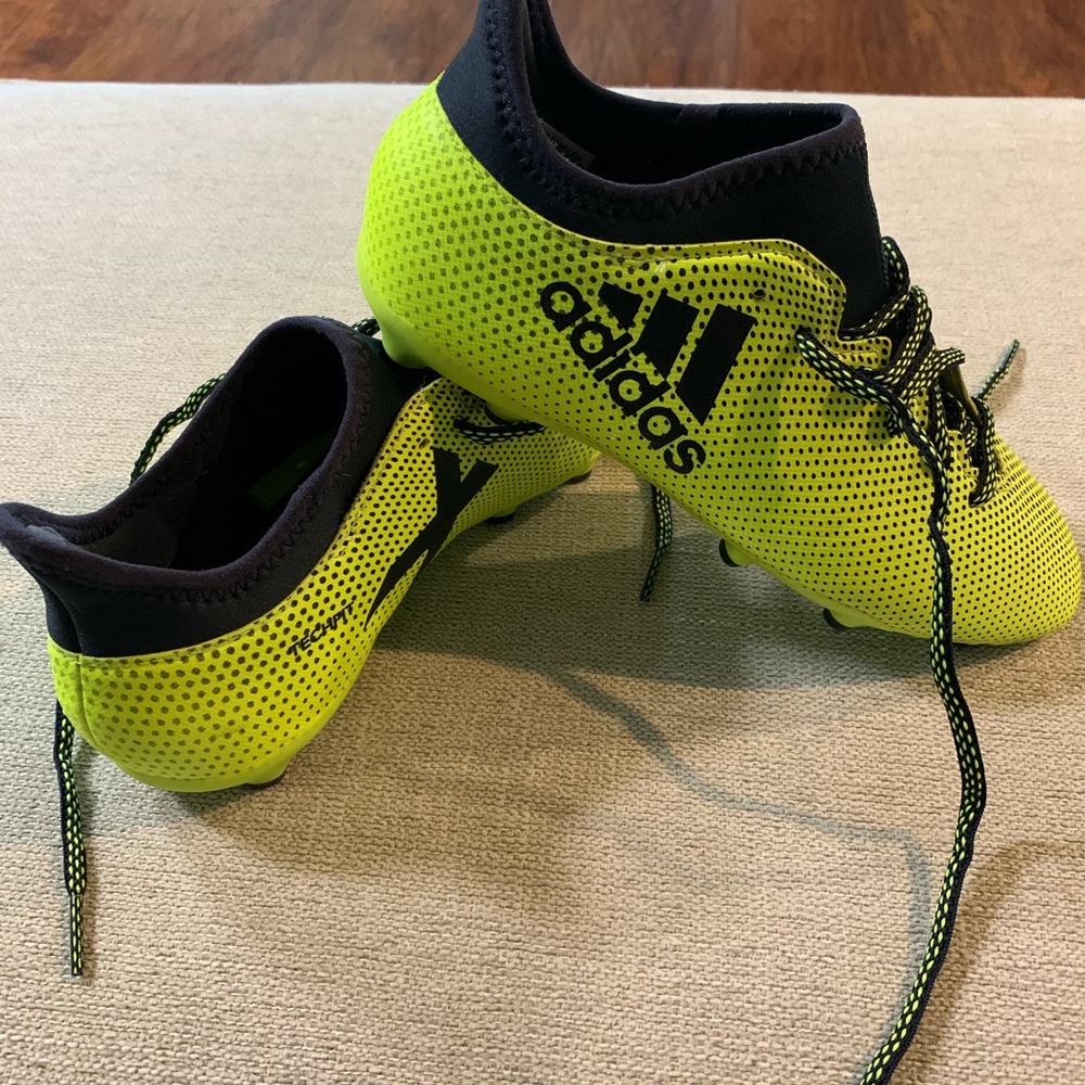 Boys tennis shoes